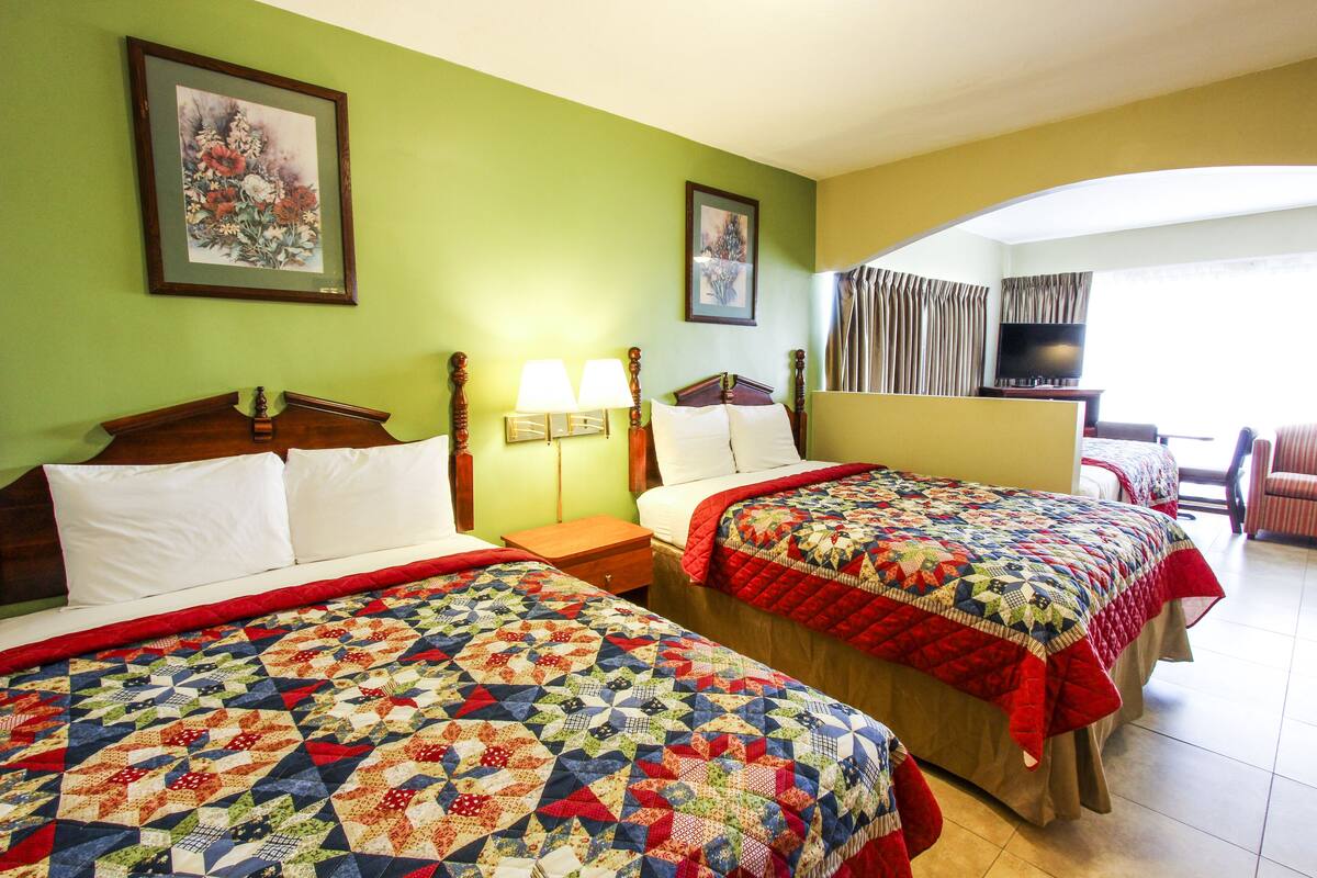 Junior Suite, Multiple Beds, Kitchen, Garden View | Premium bedding, blackout drapes, iron/ironing board, WiFi (free)