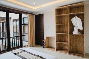 Caja de seguridad en la habitación, escritorio y cortinas blackout 