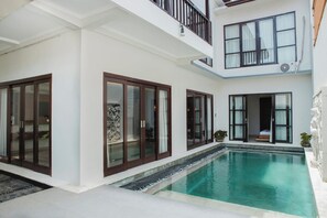 Outdoor pool, sun loungers - White Lotus Villas Seminyak (Seminyak)