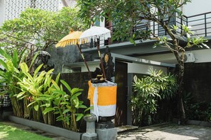 Vista frontal de la propiedad