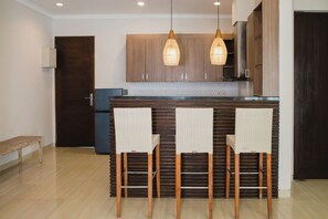 Refrigerador, placa de cocina, lavavajillas, cafetera/tetera