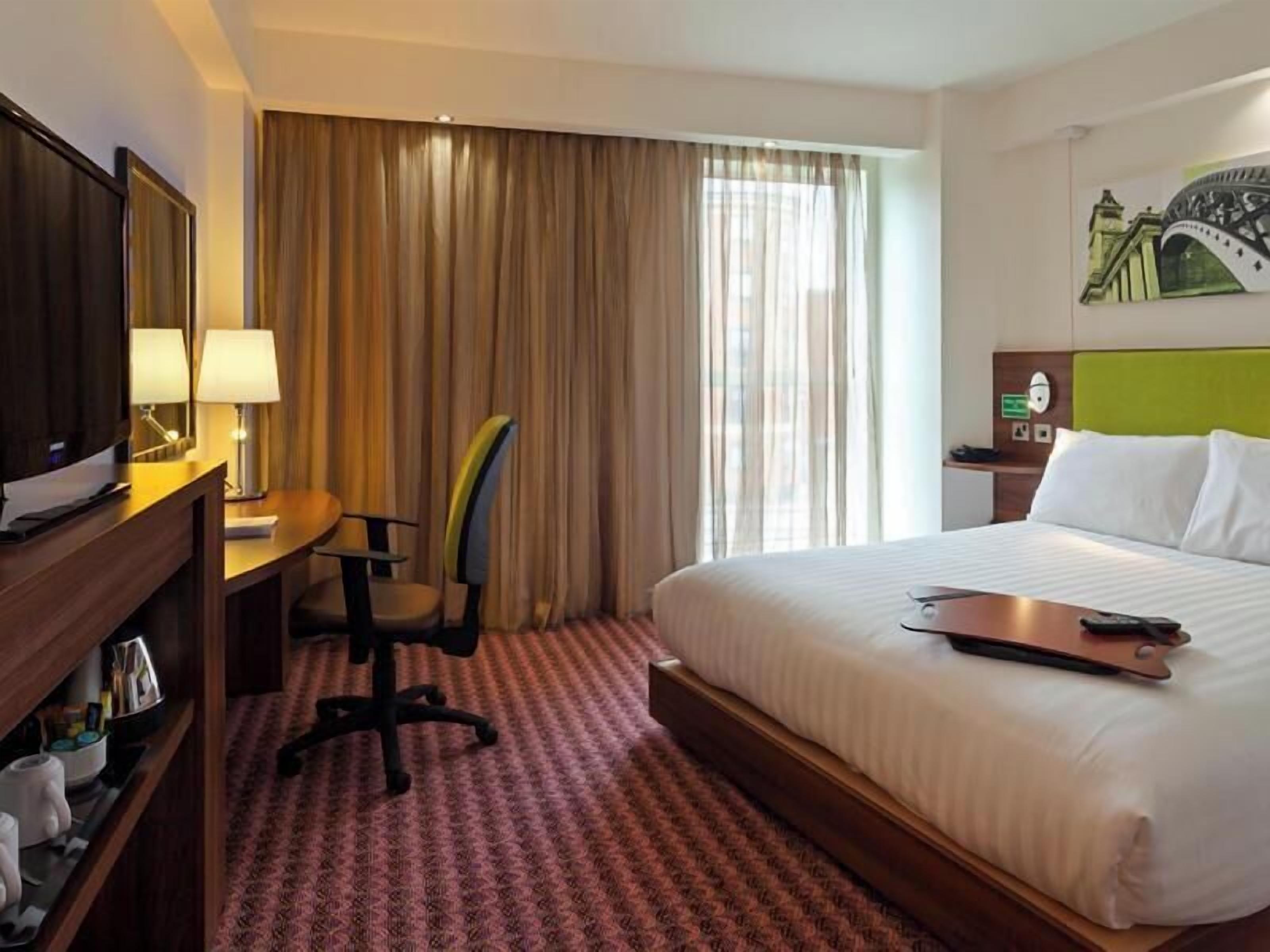 Peti besi dalam bilik, meja, ruang kerja komputer riba 