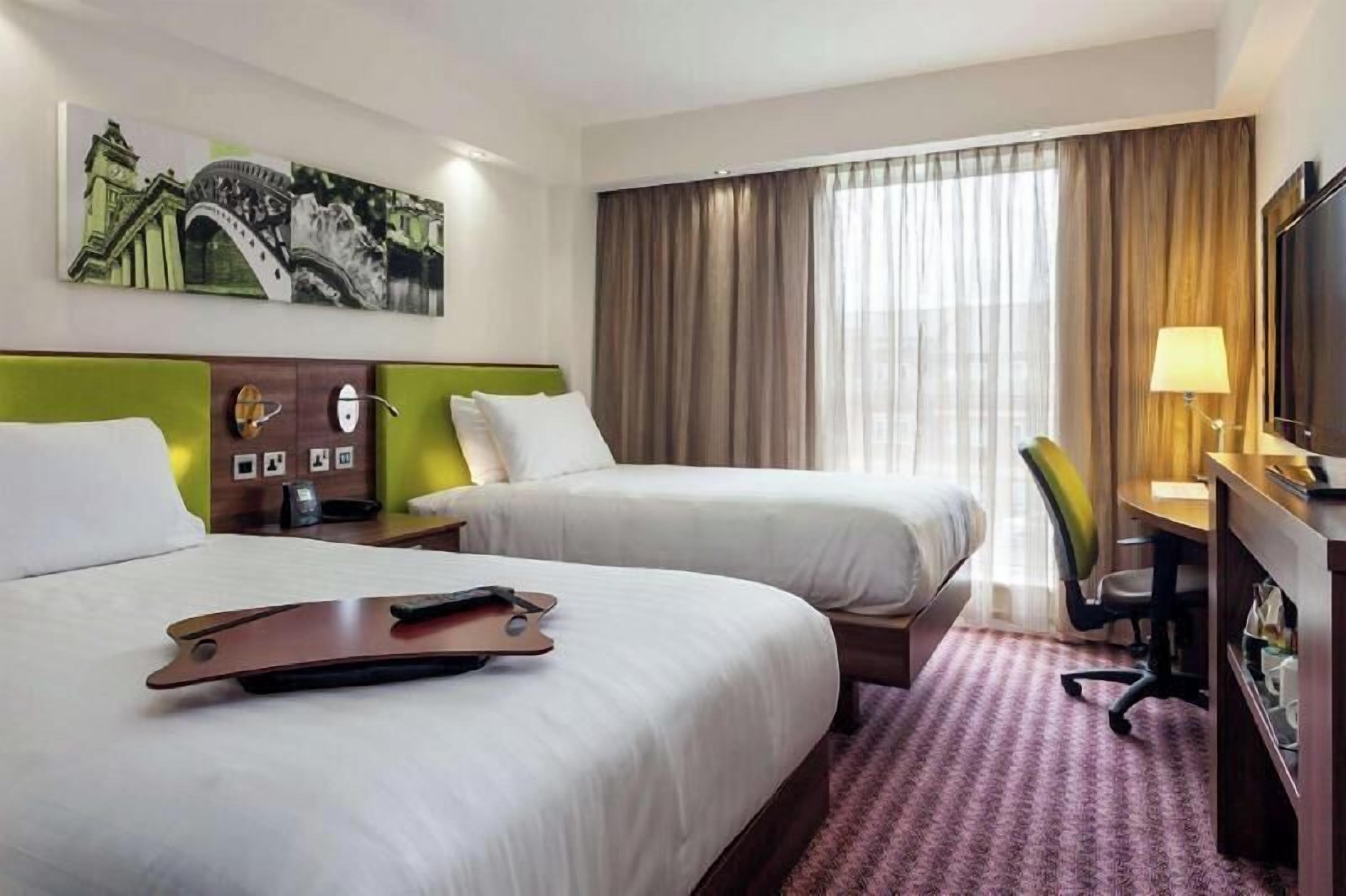 Peti besi dalam bilik, meja, ruang kerja komputer riba 