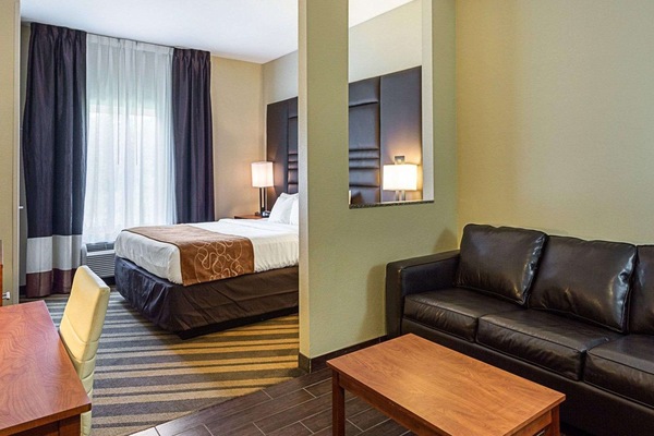 Luxe beddengoed, een bureau, verduisterende gordijnen