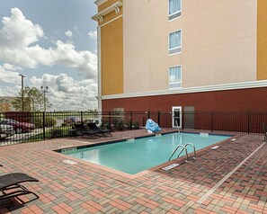 Seasonal outdoor pool - Comfort Suites near Tanger Outlet Mall (Gonzales)