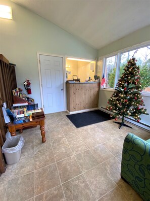 Lobby - Country Place Inn And Suites (White Haven)