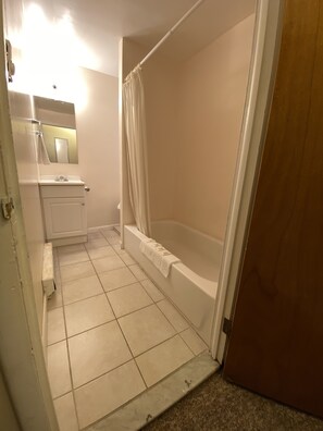 Hair dryer, towels - Country Place Inn And Suites (White Haven)
