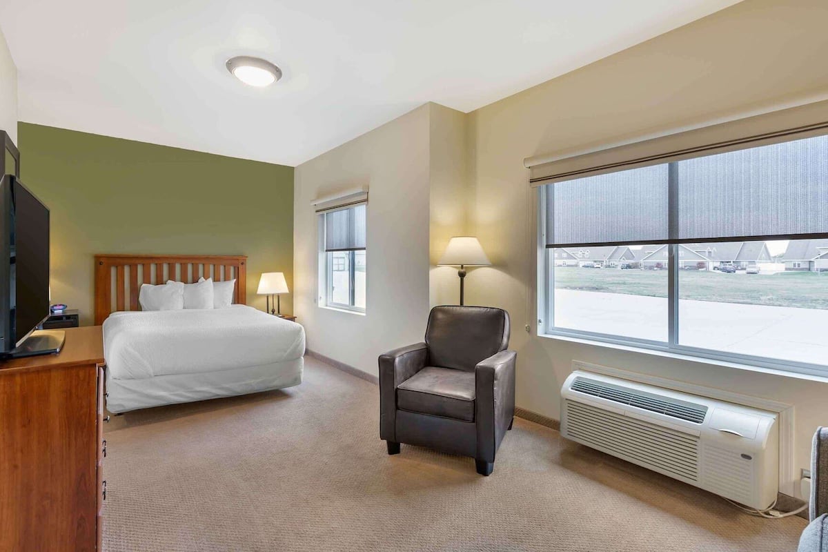 Pillowtop beds, desk, laptop workspace, blackout drapes