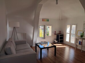 Apartemen, 1 kamar tidur | 1 kamar tidur, minibar gratis, dan didekorasi berbeda-beda