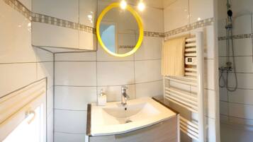 Apartment, 1 Bedroom | Bathroom | Hair dryer, towels