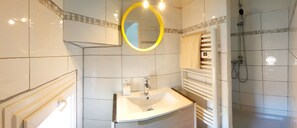 Appartement, 1 slaapkamer | Badkamer | Een haardroger, handdoeken