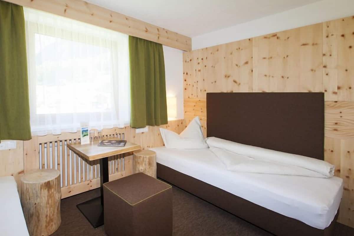 Standard Twin Room, Non Smoking | 2 bedrooms, hypo-allergenic bedding, in-room safe, blackout drapes