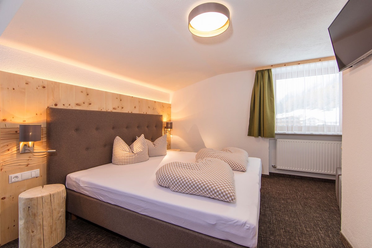 Family Apartment, 2 Bedrooms, Kitchen, Mountain View | In-room dining