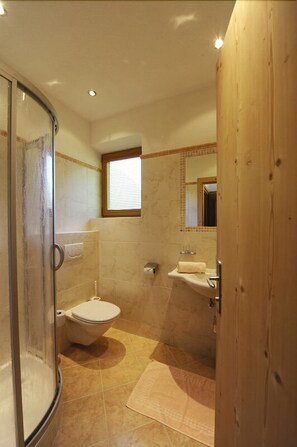Standard Room, 1 Single Bed, Non Smoking | Bathroom | Shower, hair dryer, towels - Vizensn Living (Soelden)