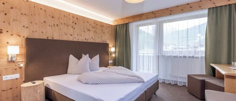 Standard-Doppelzimmer, Nichtraucher, Bergblick | Allergikerbettwaren, Zimmersafe, Verdunkelungsvorhänge, kostenloses WLAN
