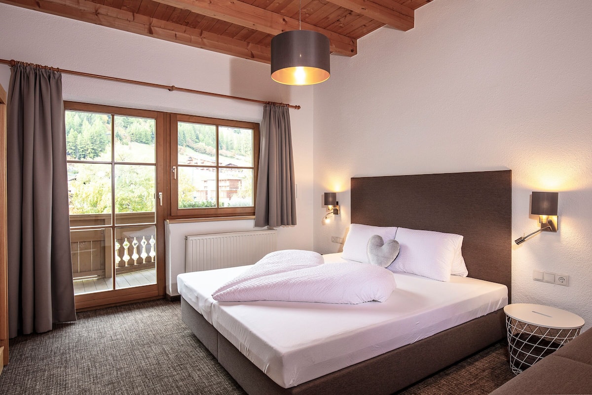 Family Apartment, 3 Bedrooms, Kitchen, Mountain View | 2 bedrooms, hypo-allergenic bedding, in-room safe, blackout drapes