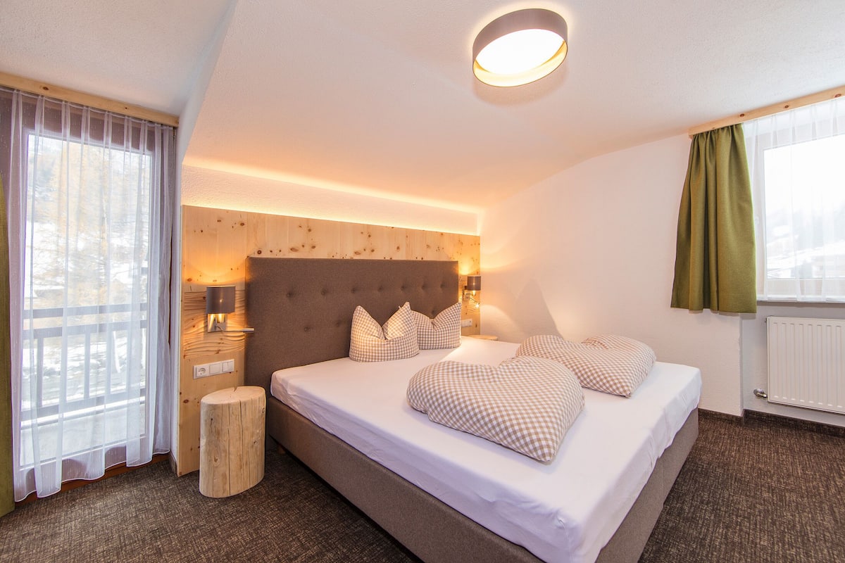 Family Apartment, 2 Bedrooms, Kitchen, Mountain View | 2 bedrooms, hypo-allergenic bedding, in-room safe, blackout drapes