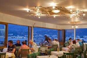 Café da manhã, almoço e jantar; culinária grega, vistas para a praia
