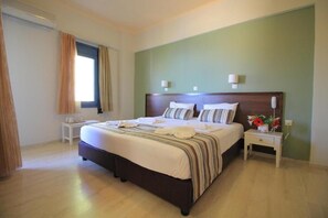 In-room safe, individually decorated, individually furnished - Horizon Beach Hotel (Hersonissos)