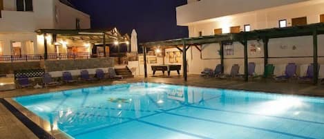 Piscine extérieure (ouverte en saison)