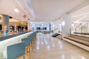 Beach views, serves breakfast, lunch and dinner