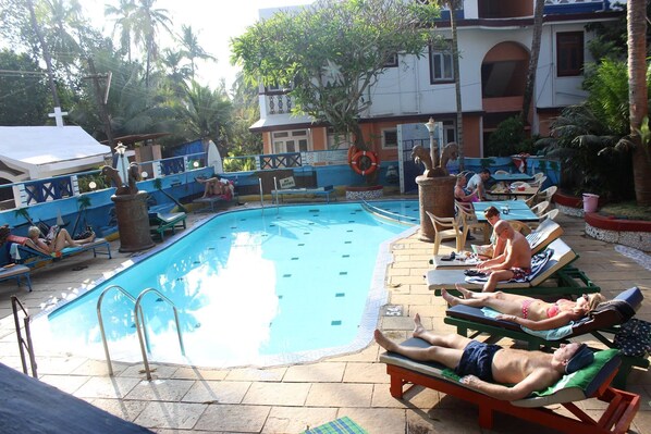 Piscine extérieure, parasols de plage, chaises longues