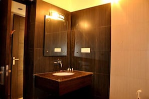 Doppia Deluxe | Bagno | Doccia, set di cortesia gratuito, asciugacapelli, asciugamani