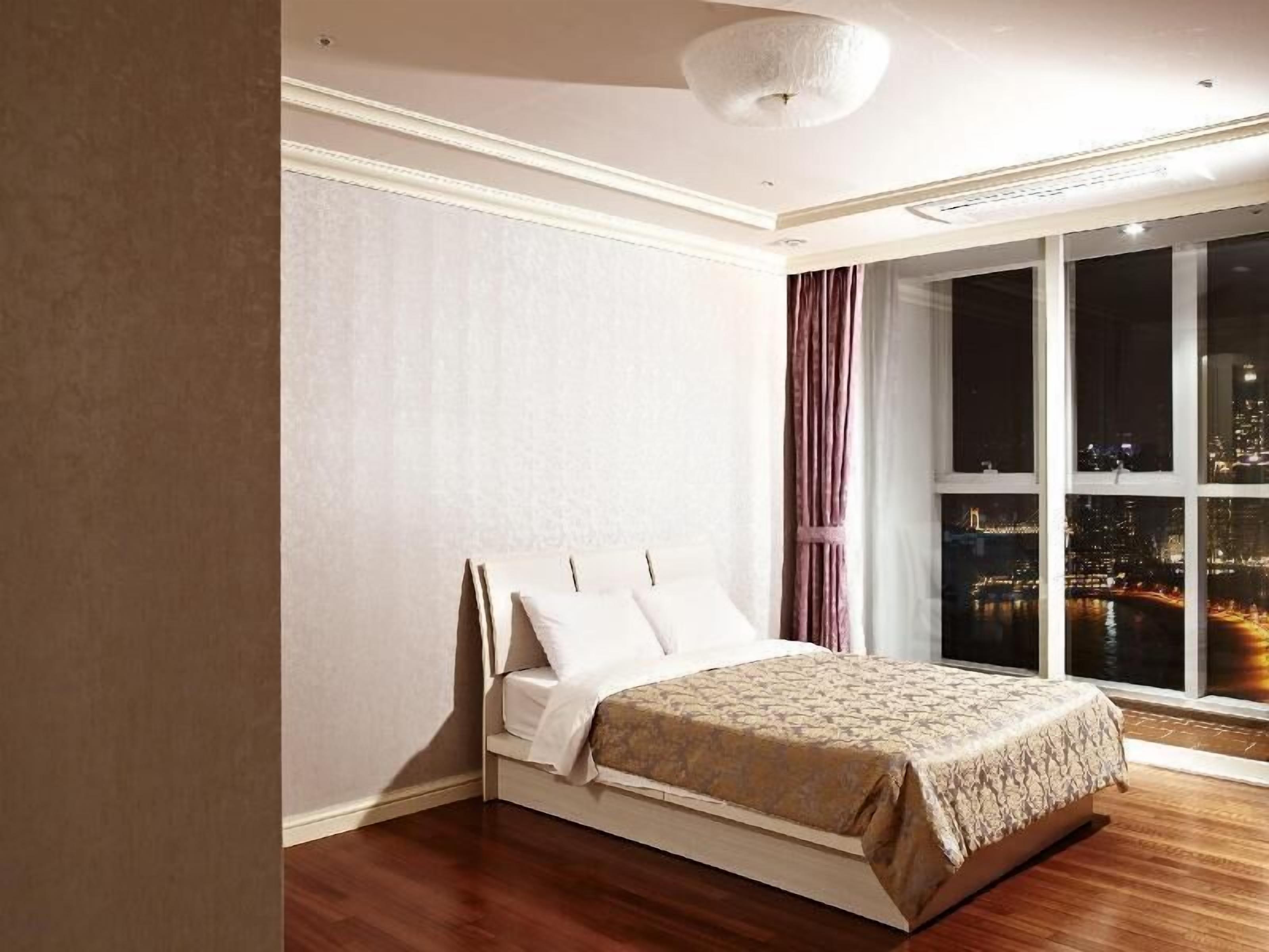 Soundproofing, free WiFi, bed sheets