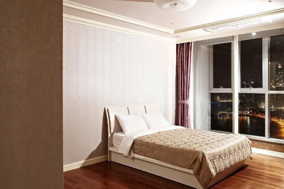 Soundproofing, free WiFi, bed sheets