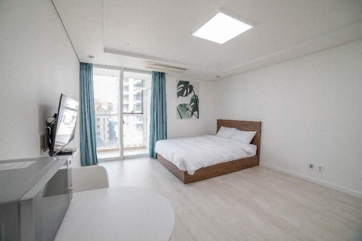 Soundproofing, free WiFi, bed sheets