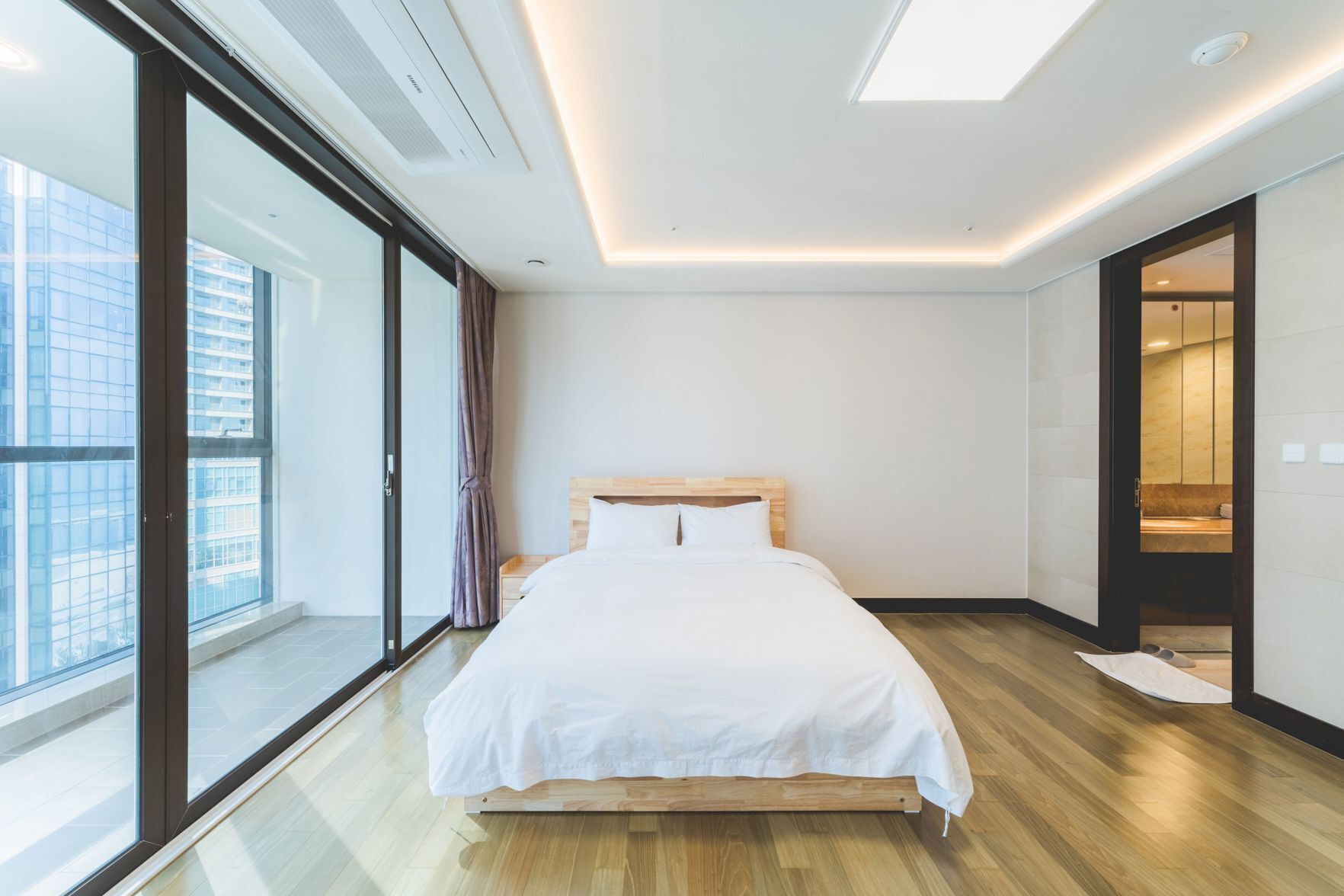 Soundproofing, free WiFi, bed sheets