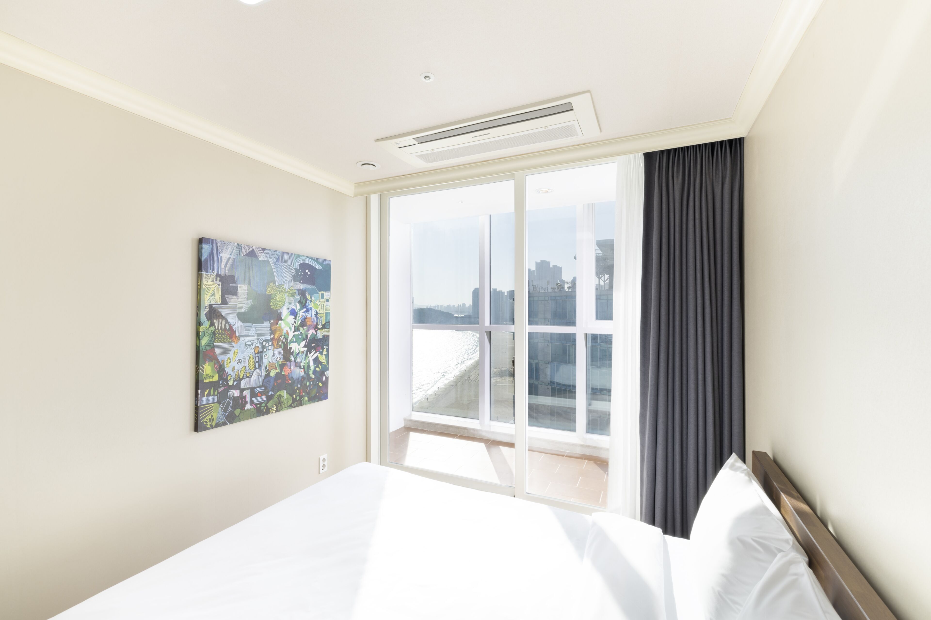 Soundproofing, free WiFi, bed sheets