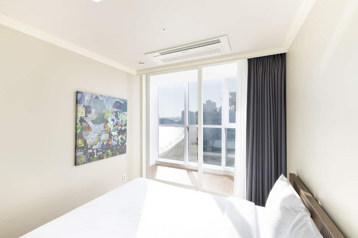 Schallisolierte Zimmer, kostenloses WLAN, Bettwäsche