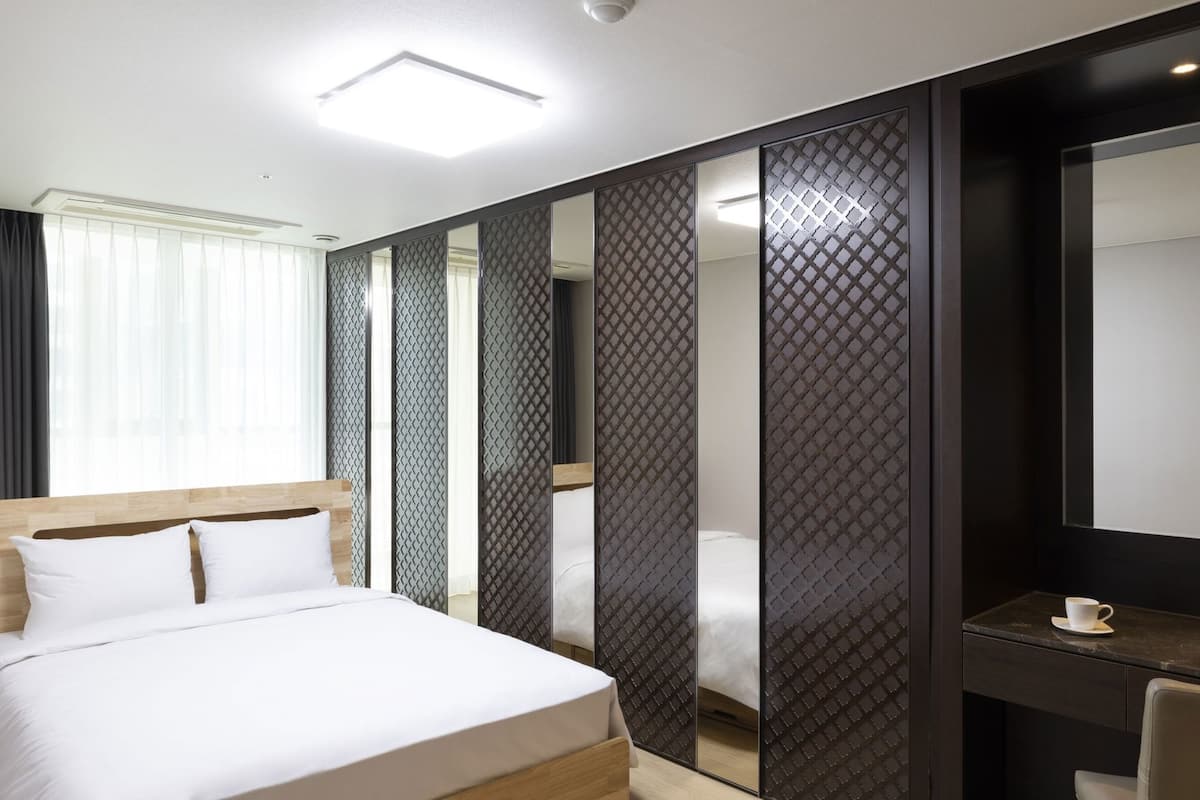 Schallisolierte Zimmer, kostenloses WLAN, Bettwäsche