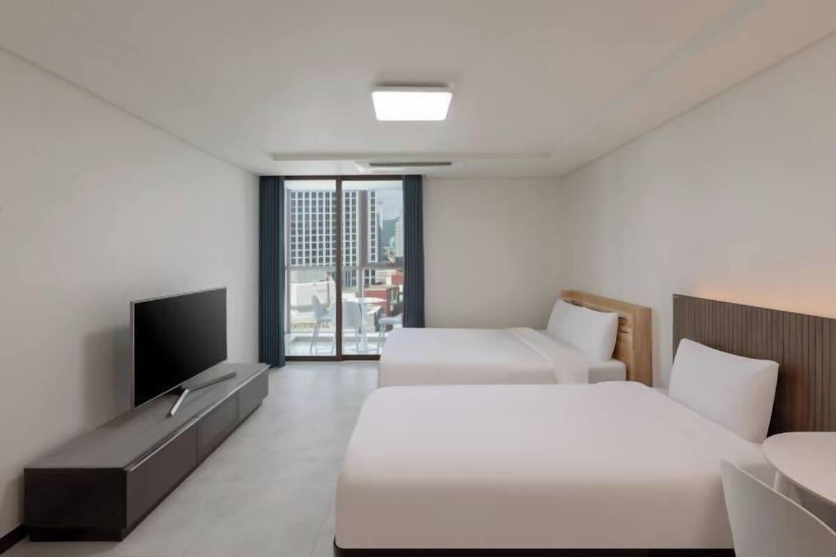 3 bedrooms, soundproofing, free WiFi, bed sheets