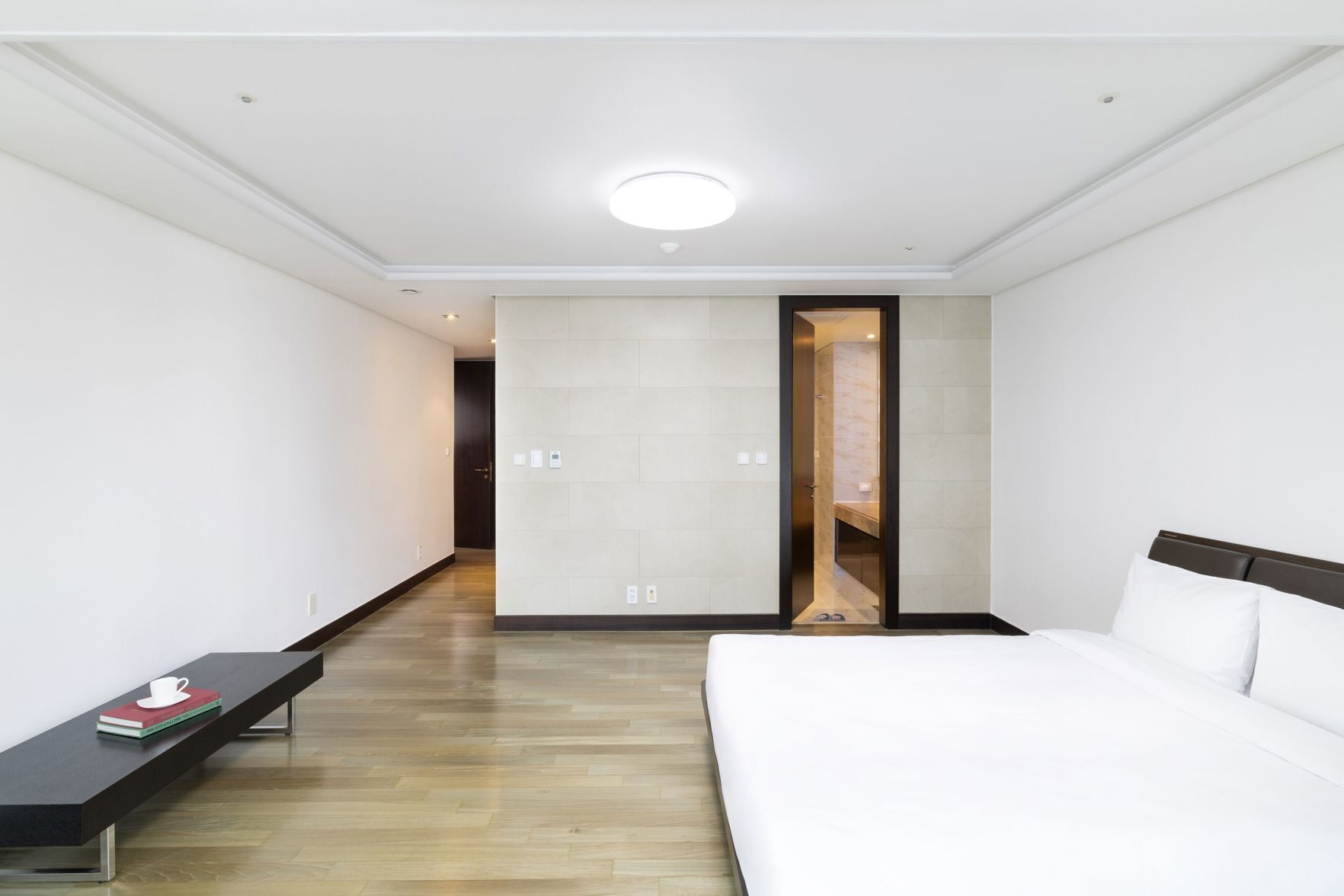 Soundproofing, free WiFi, bed sheets