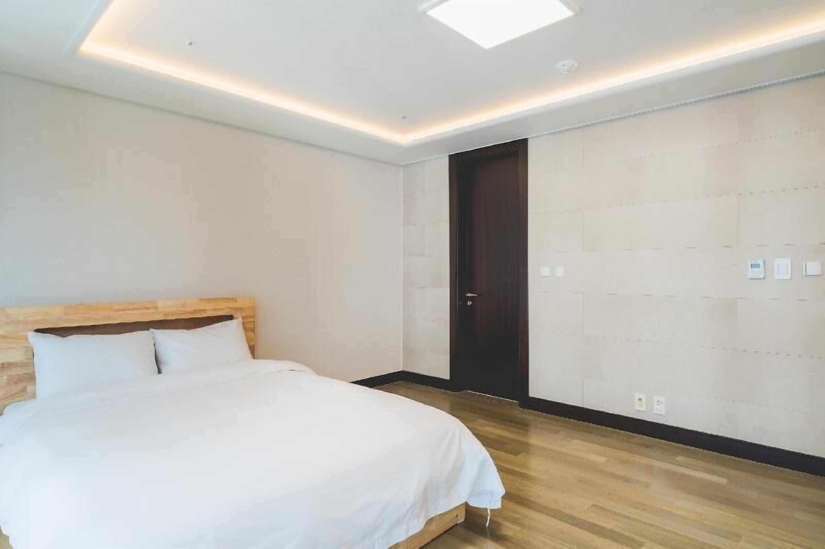 Lydisolert, wi-fi (inkludert) og sengetøy