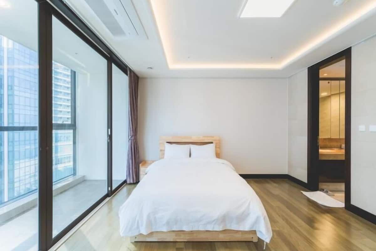 Schallisolierte Zimmer, kostenloses WLAN, Bettwäsche