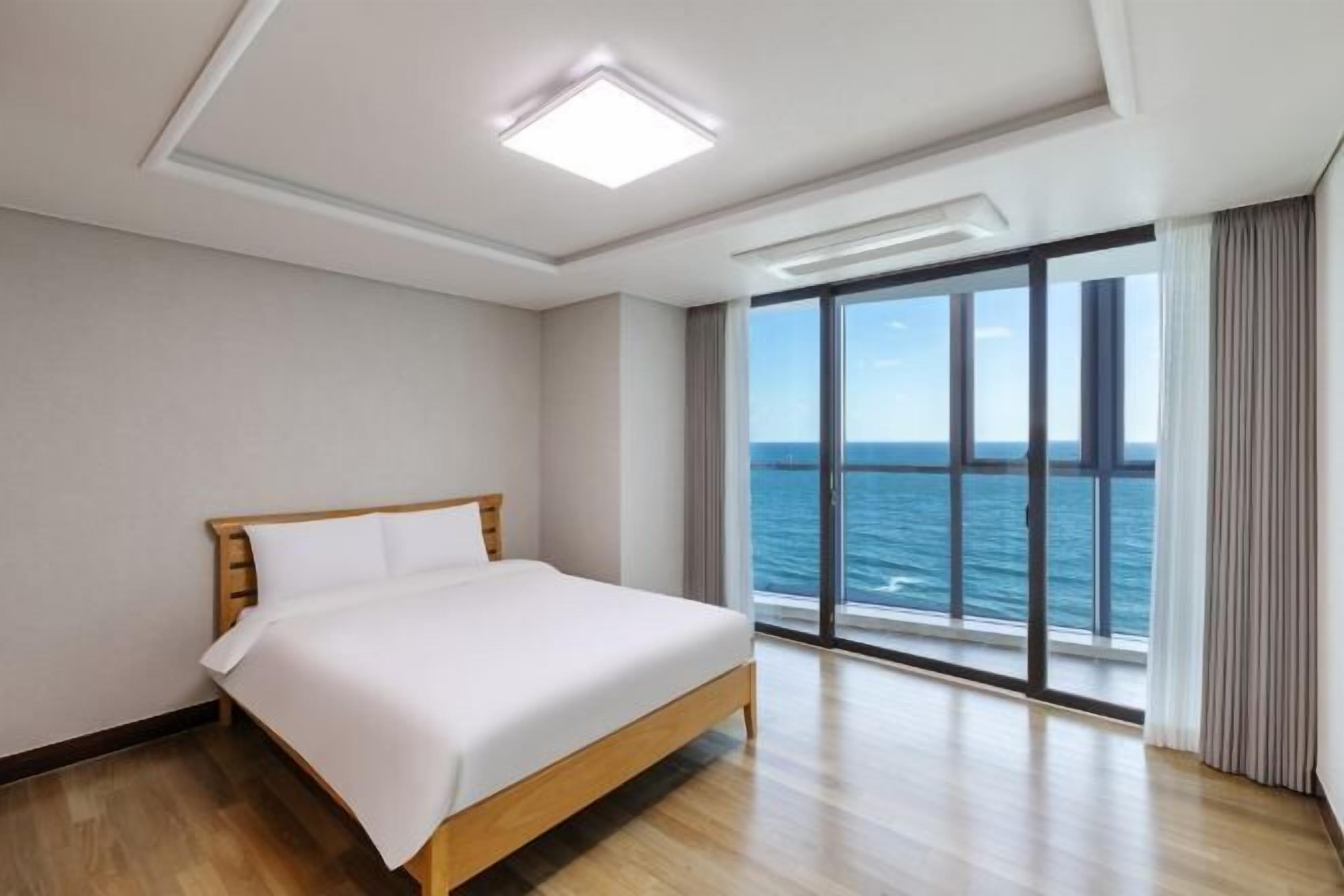 Soundproofing, free WiFi, bed sheets