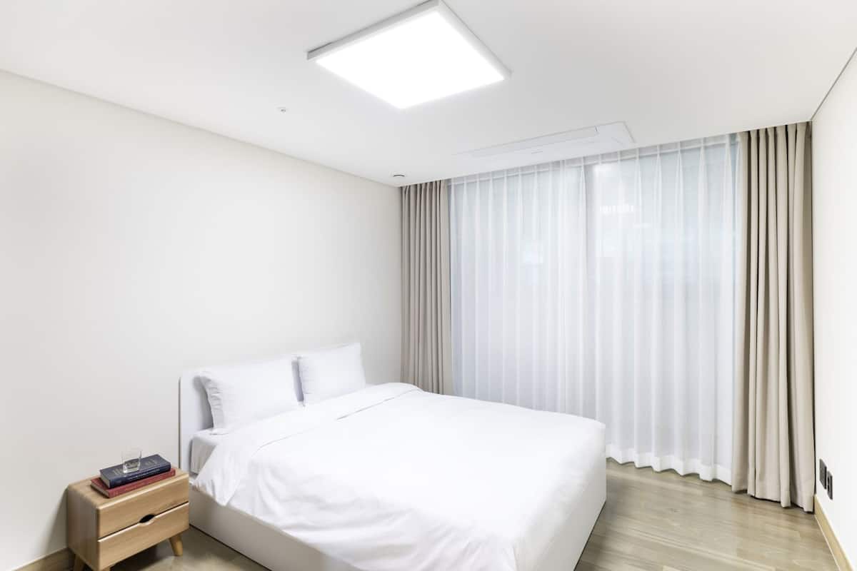 Soundproofing, free WiFi, bed sheets