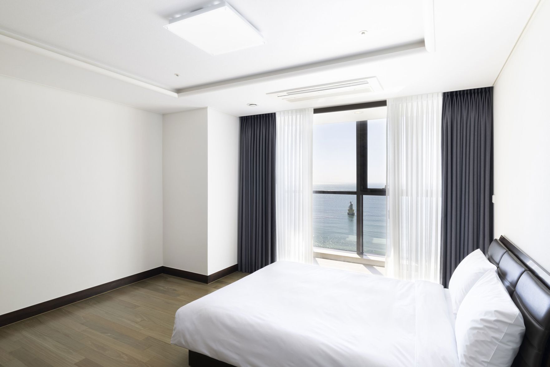 Soundproofing, free WiFi, bed sheets