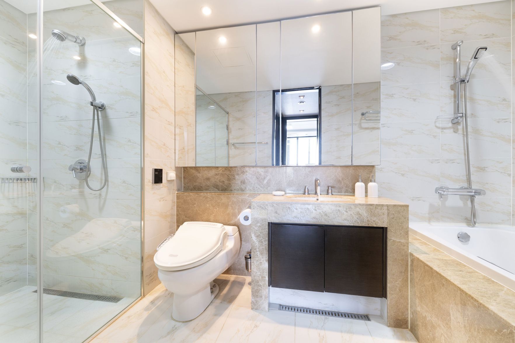 Bad | Hårføner, håndklær, såpe og sjampo