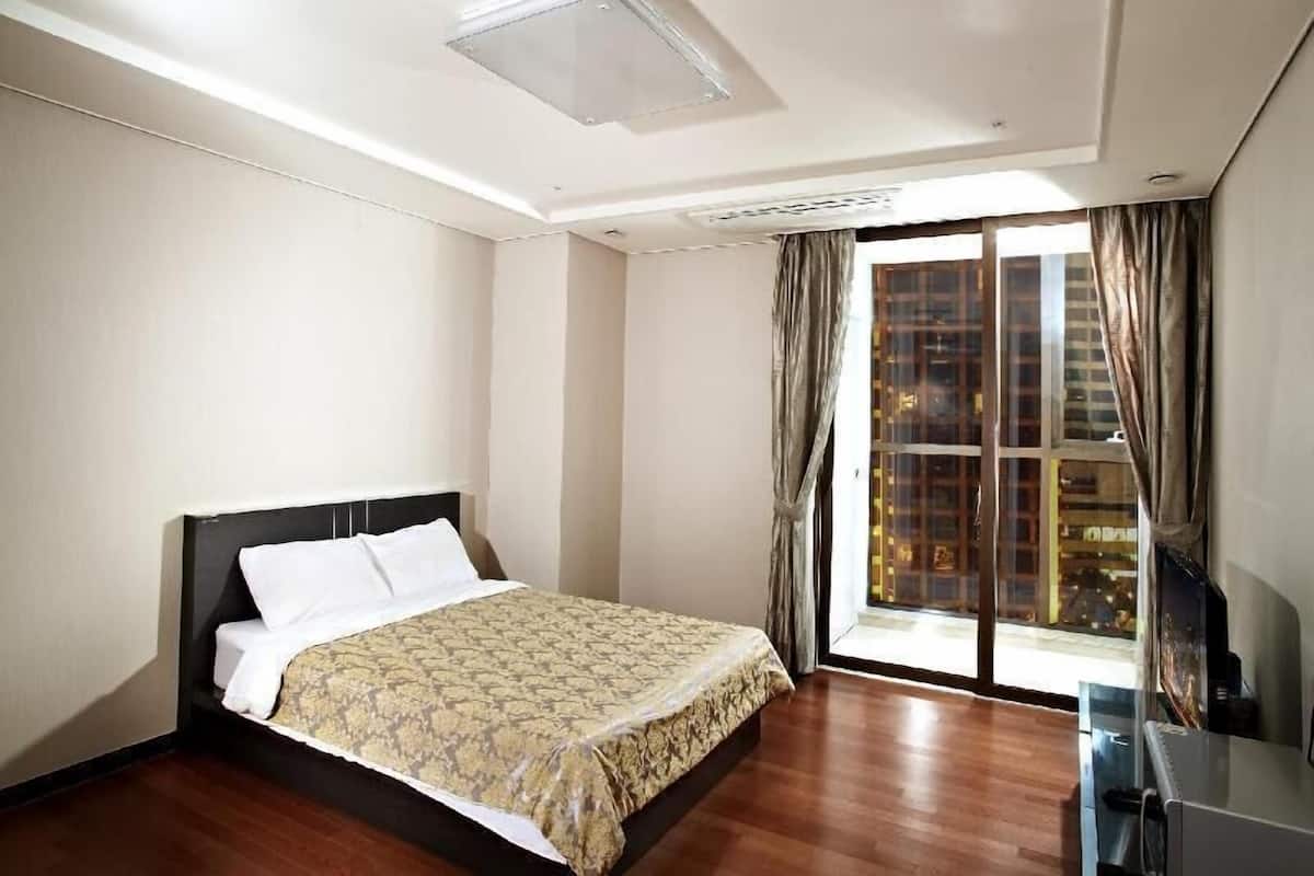 Soundproofing, free WiFi, bed sheets