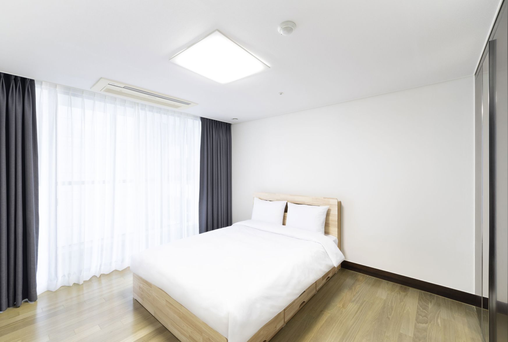 Soundproofing, free WiFi, bed sheets