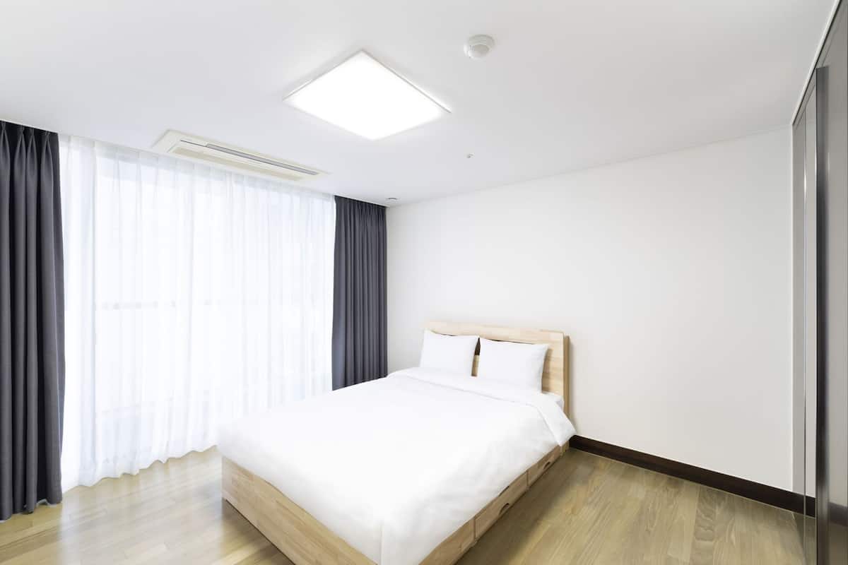 Soundproofing, free WiFi, bed sheets