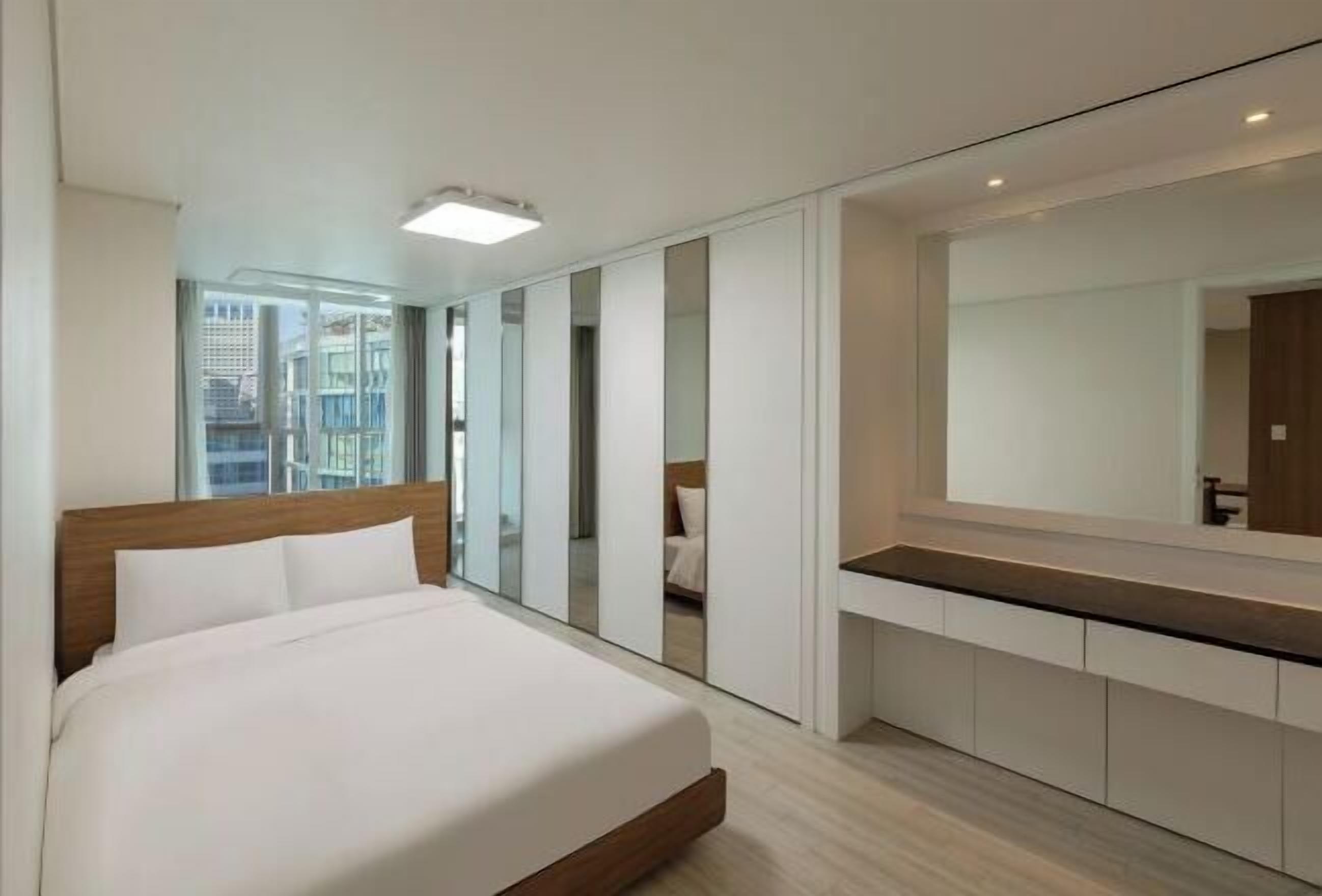 Soundproofing, free WiFi, bed sheets