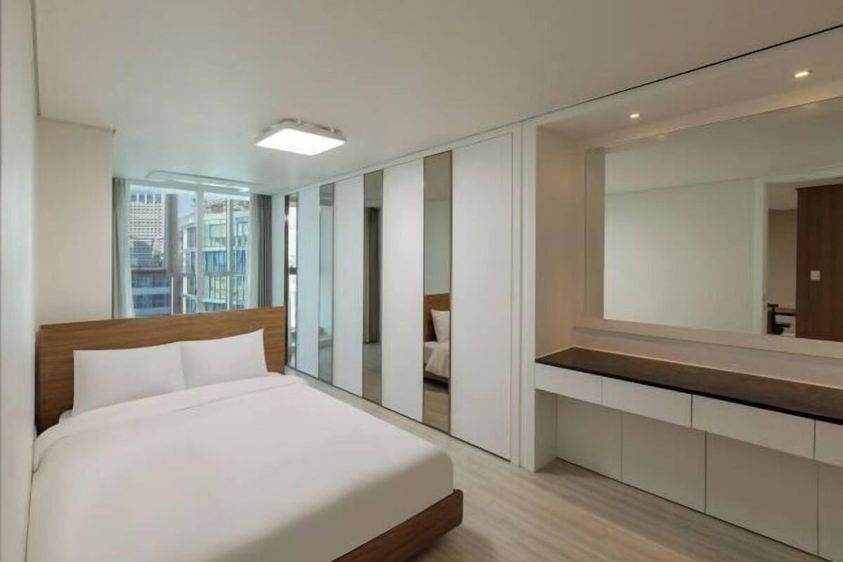 3 bedrooms, soundproofing, free WiFi, bed sheets