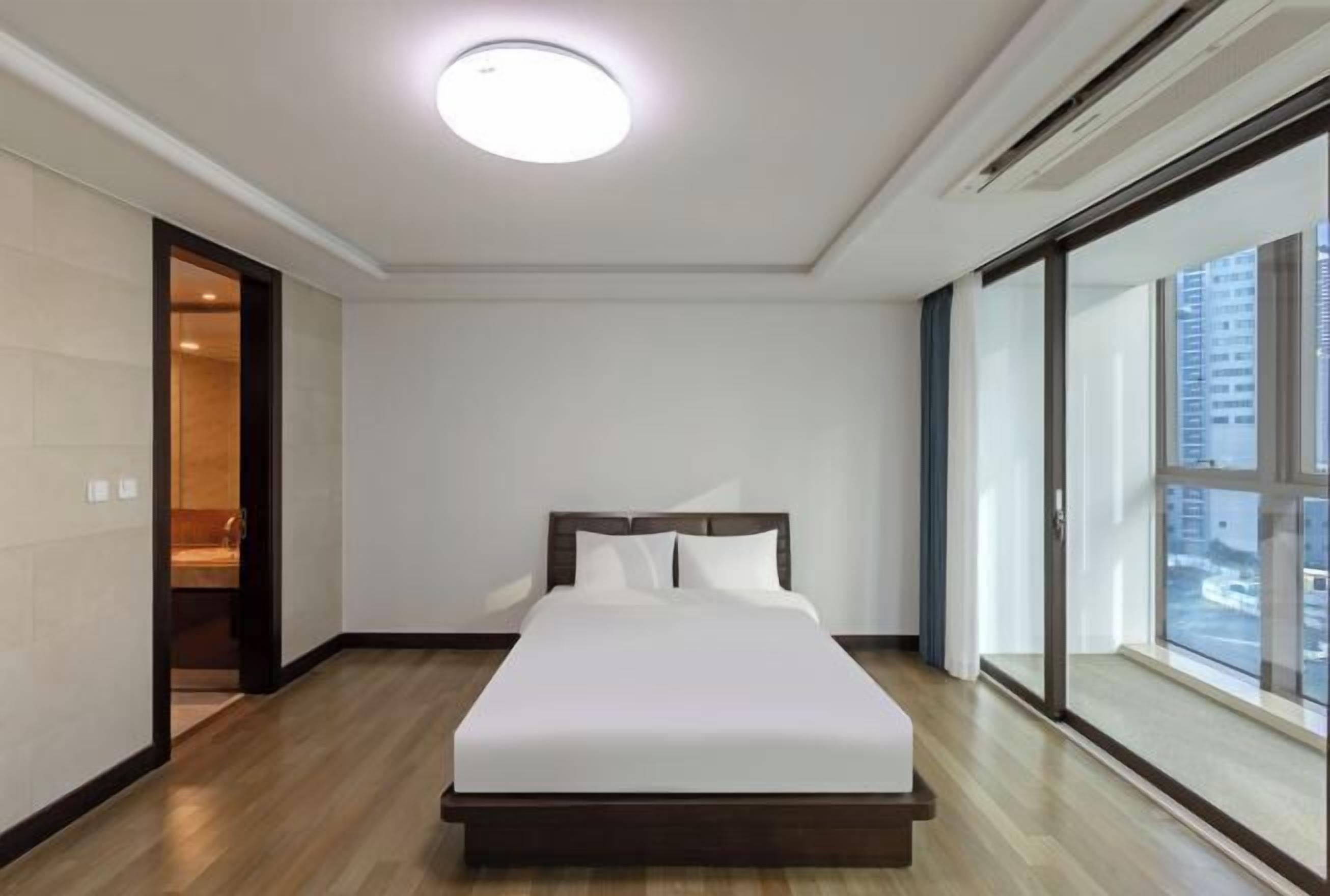 Soundproofing, free WiFi, bed sheets