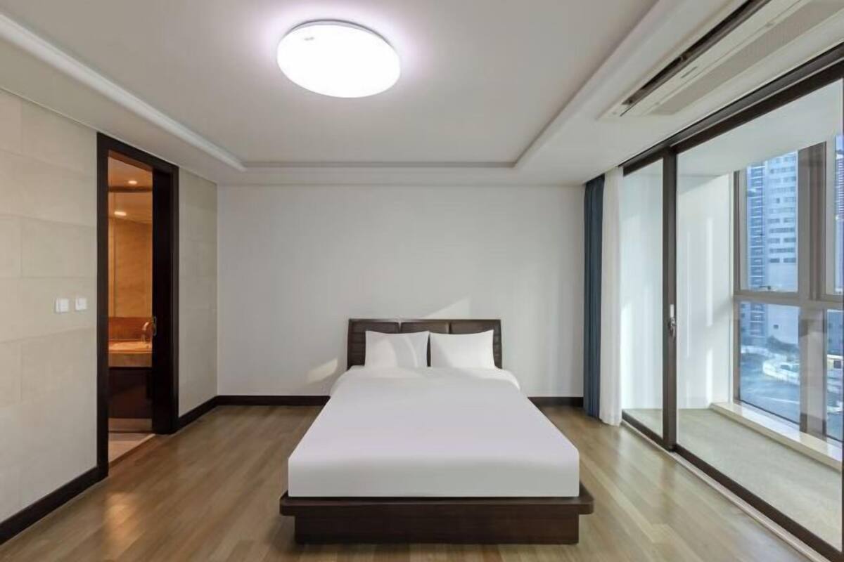 3 bedrooms, soundproofing, free WiFi, bed sheets