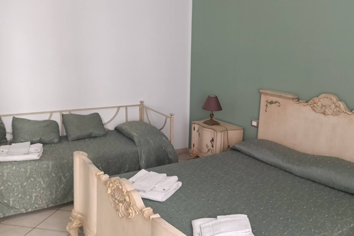 مكتب وواي فاي مجانًا وملاءات أسرّة